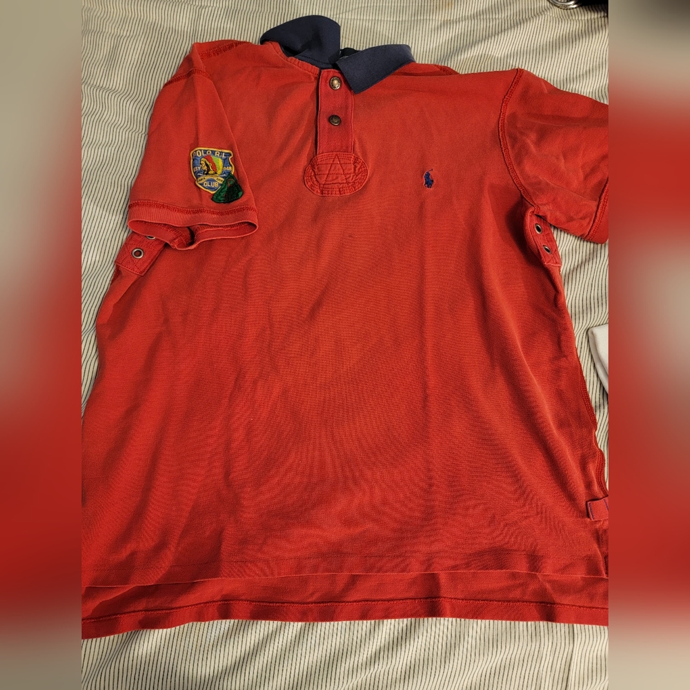 RED POLO W SLEEVE PATCH